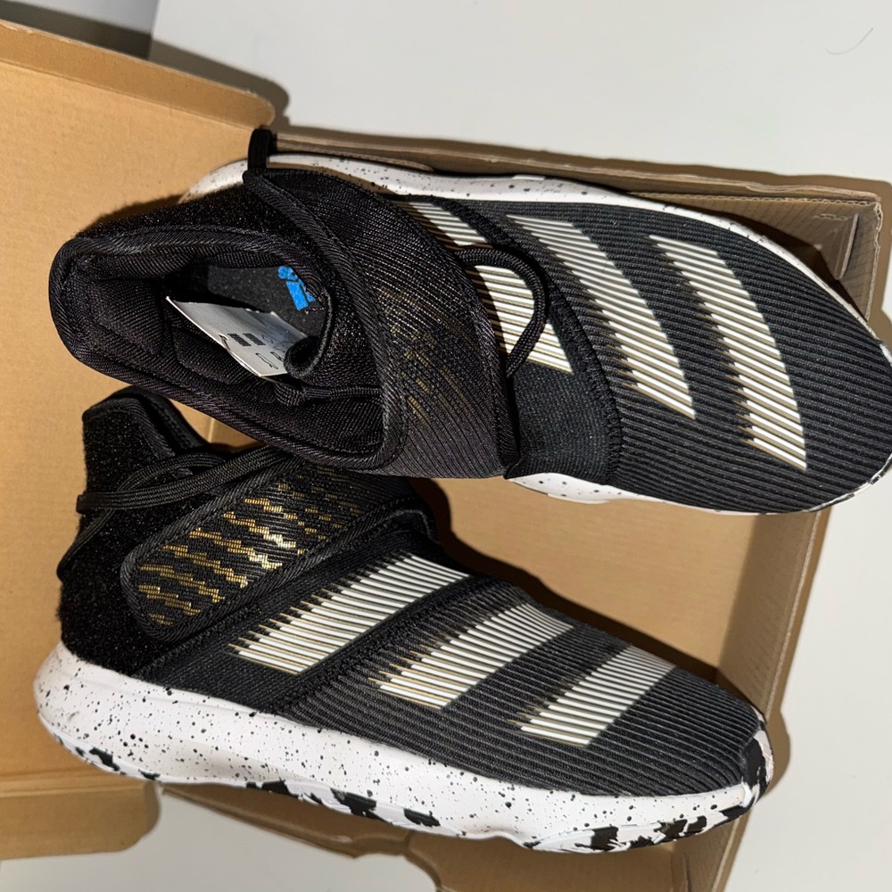 Adidas James Harden B/E3J Size: 4 1/2 in Kids